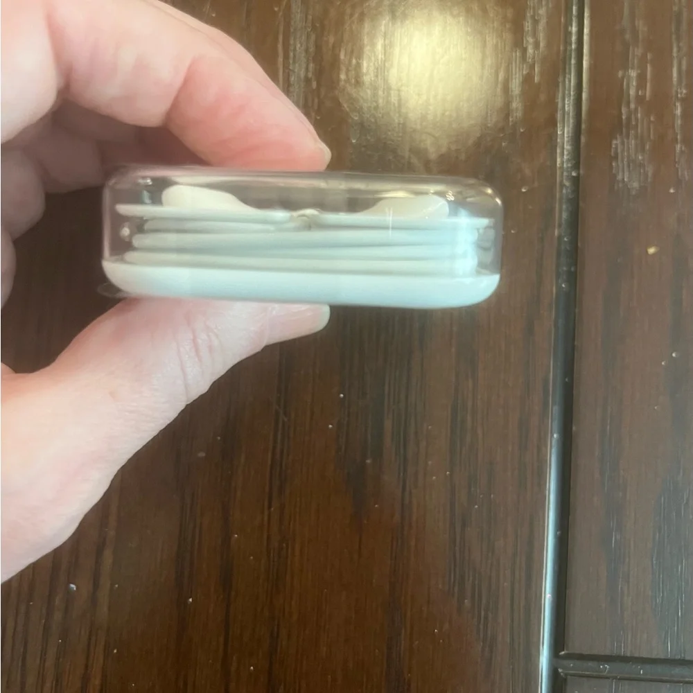 Apple White Earbud Headphones with Wire Plug in Case